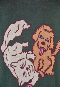 Strickpullover mit einer weißen Katze und einem braunen Welpen mit blauen Augen auf einem dunkelgrünen Hintergrund. Das Design umfasst detaillierte Stickereien und Akzente.