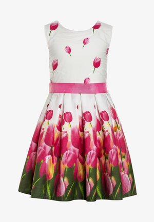 Biała sukienka bez rękawów z różowym wzorem tulipanów, różową szarfą w talii oraz rozkloszowanym dołem z gęstym motywem tulipanów.
