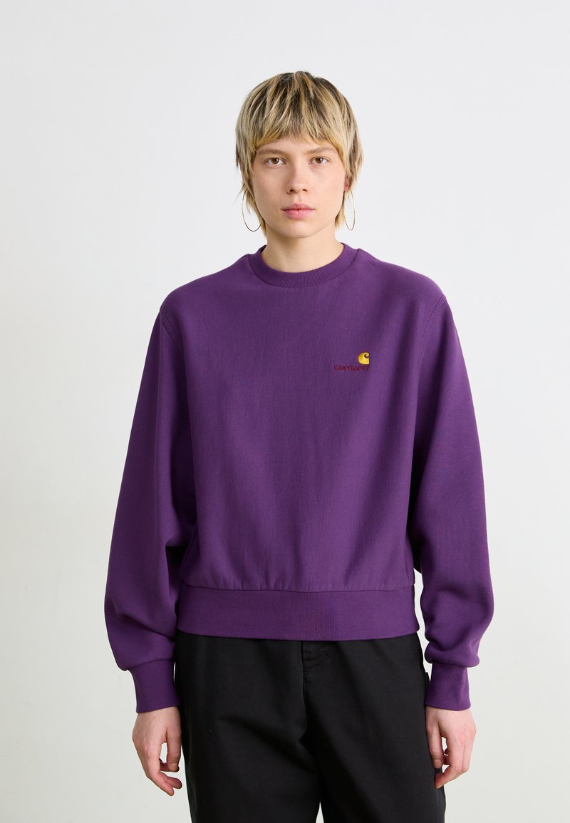 Lilla bomulds sweatshirts med ribbet rund hals, lange ærmer og elastisk nederkant; har lille logo broderi på brystet.