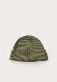 Bonnet en maille de couleur olive avec des côtes verticales, revers replié et texture douce, idéal pour la chaleur et le confort par temps froid.