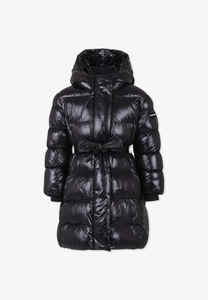 Cappotto puffer nero con una finitura lucida, dotato di cappuccio, vita con cintura e polsini elasticizzati. Design trapuntato con pannelli prominenti.