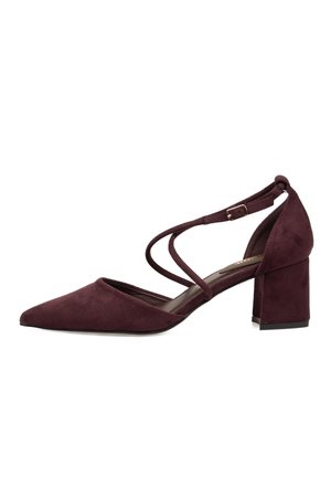 Zapato de mujer de ante burdeos con punta afilada, tacón de bloque y correa cruzada con hebilla ajustable sobre fondo blanco.