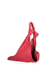 Borsa a mano in pelle rossa dalla forma triangolare con manici annodati. Caratterizzata da una superficie testurizzata e una tasca interna per l'organizzazione.