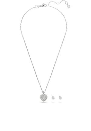Collier en argent avec pendentif en forme de cœur orné de multiples petites pierres claires. Accompagné de deux petites boucles d'oreilles à clou, également décorées de pierres claires.