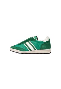 Zapatillas verdes que combinan gamuza texturizada y satén, con tres rayas blancas y una suela de goma negra. Diseño clásico con cordones.