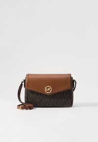 Hnědá kožená crossbody taška s potiskem loga, klopovým uzavřením, zlatou hardware, nastavitelným popruhem a texturovaným povrchem.