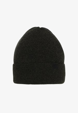 Berretto lavorato a maglia verde scuro con risvolto e una piccola toppa nera sul lato.