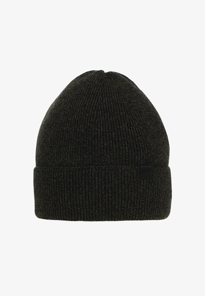 Berretto lavorato a maglia verde scuro con risvolto e una piccola toppa nera sul lato.