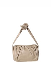 Beige læderhåndtaske med en knyttet rem, der har et sammenslynget design og en glat overflade. Indeholder en lynlåslukning på toppen.