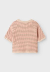 Top a maniche corte in maglia di un delicato rosa con un motivo strutturato, collo a coste di colore crema e una vestibilità rilassata all'orlo.