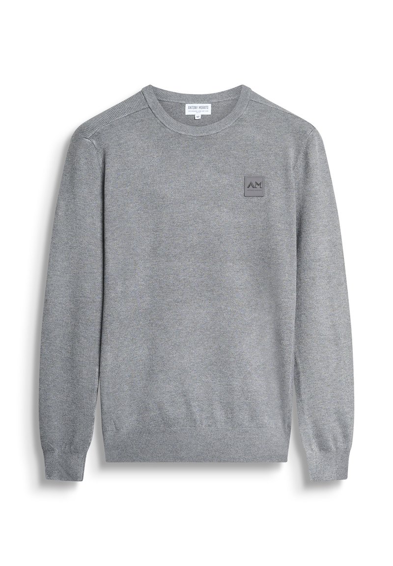 Grijze trui van zacht breiwerk, met een ronde halslijn en geribbelde manchetten. Bevat een klein, textuurgegeven logo op de voorkant.