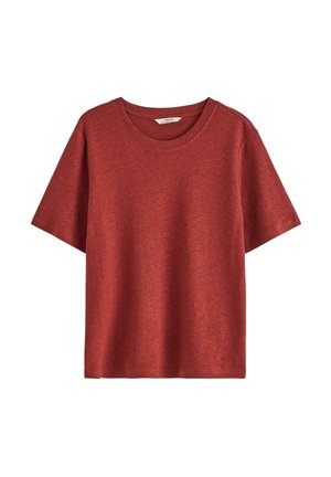 Camiseta de manga corta con cuello redondo en rojo oscuro sólido, con dobladillo recto y ajuste casual sobre fondo blanco.