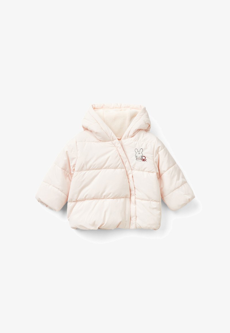 Růžová zateplená bunda s kapucí, na níž je vyšitý bílý králíček s červenou mašlí na hrudi, navržena pro chladné počasí.
