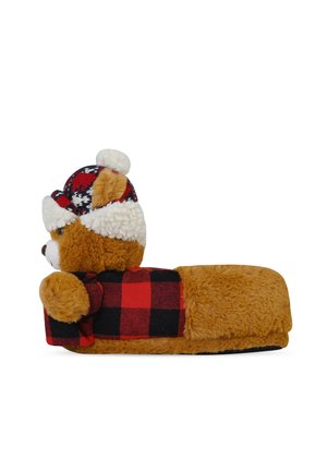 Chausson en peluche marron avec une chemise en flanelle à carreaux rouges et noirs et un bonnet tricoté orné d'un pompon et d'une bordure en fausse fourrure blanche.