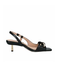 Scarpa slingback in pelle nera con punta quadrata, tacco basso accentato in oro e un dettaglio decorativo a strappo sul davanti.