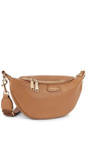 Bruine leren crossbody tas met een ronde vorm, gouden hardware, bovenste ritssluiting en reliëf merklogo. Verstelbare schouderriem inbegrepen.