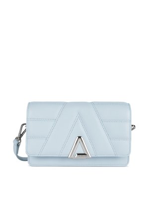 Sac bandoulière en cuir bleu clair avec motif en chevrons matelassé. Équipé d'un accent en métal argenté en forme de triangle et d'une bandoulière amovible.