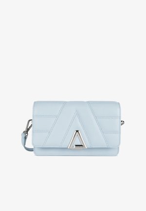 Lichtblauwe leren crossbody tas met een uitgevoerd ruitpatroon. Voorzien van een zilveren driehoekige hardware-accent en een afneembare schouderband.