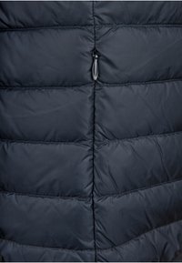 Gilet imbottito blu navy con pannelli a cucitura orizzontale, una zip centrale e una chiusura con cordoncino sul collo per una vestibilità regolabile.