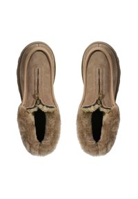 Zapatos de ante marrón tipo slipper con un interior suave y esponjoso y un detalle de cremallera dorada en la parte frontal. Forma redondeada, diseño minimalista.
