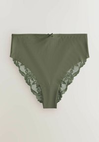Lenjerie verde măsliniu cu față netedă, margini din dantelă pe părți și un mic fundiță decorativă pe talie. Construcție fără cusături pentru confort.