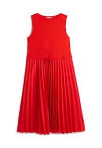 Κόκκινο φόρεμα με ριμπ ύφασμα στο πάνω μέρος και φούστα με πιέτες. Διαθέτει ζωνάκι με κορδόνι στη μέση και μικρή λεπτομέρεια με λογότυπο στο στήθος. Λείο υλικό.