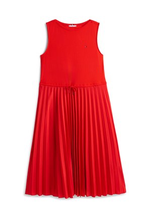 Sarkana kleita ar ribotu augšdaļu un krokotu svārku. Raksturīga rāvējslēdzēja josta viduklī un neliels logotips uz krūtīm. Gluda tekstūra.