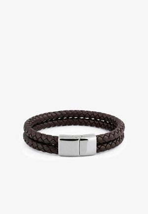 Dobbelt indpakket mørkebrun flet læderarmbånd med en skinnende sølv metal magnetisk lås på en hvid baggrund.