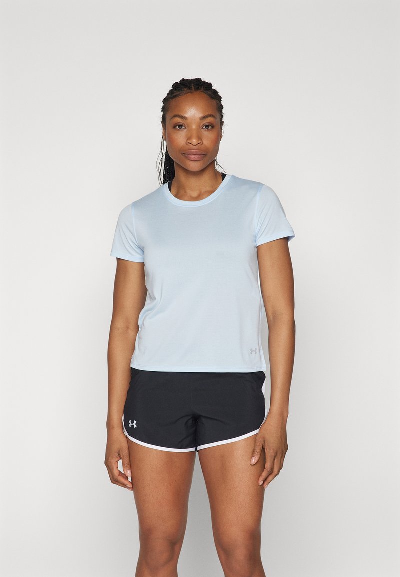Lichtblauw sportshirt met korte mouwen, gecombineerd met zwarte shorts met witte accenten, gemaakt van vochtafvoerende stof voor comfort.