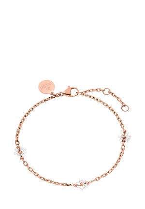Roségold-Kettenarmband mit drei kleinen weißen Blumenanhängern und einem runden Anhänger nahe dem Verschluss vor weißem Hintergrund.