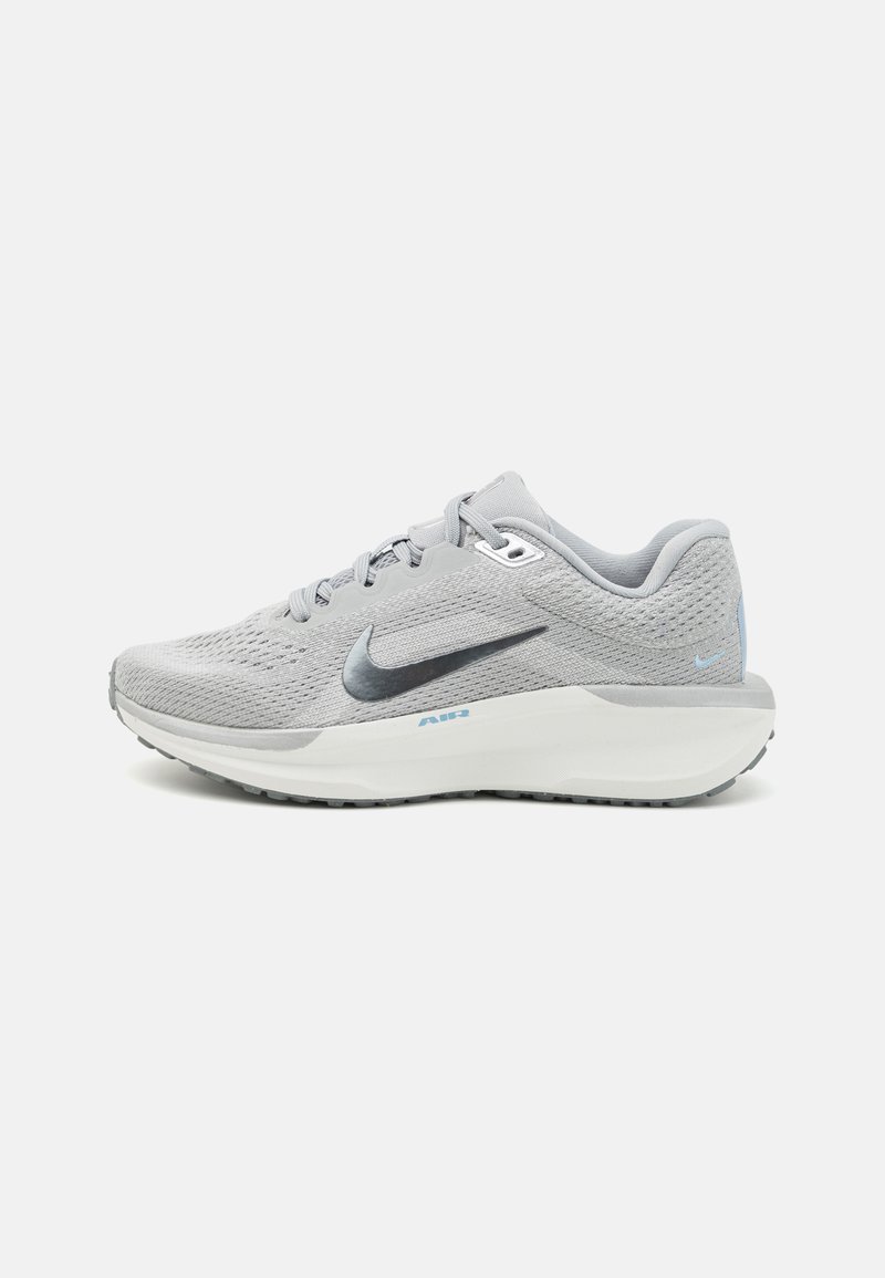 Sivé športové topánky s priedušnou sieťovinou, tmavosivým logom Swoosh, polstrovaným opatkom a bielou medzipodrážkou s svetlomodrými akcentmi.