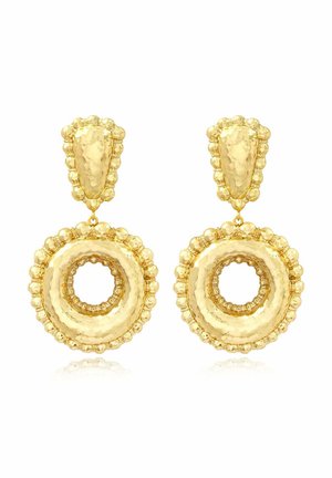 Boucles d’oreilles en métal martelé ton or avec un dessus en forme de goutte et de grands pendants cercles ouverts bordés de détails perlés arrondis.