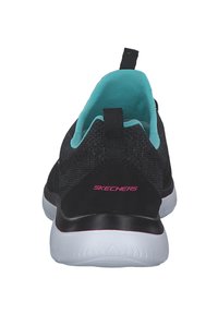 Zapatillas deportivas negras con un upper texturizado, forro interior turquesa y suela blanca. Cuentan con una lengüeta y un logo de la marca en el talón.