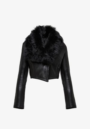Geknipte zwarte leren jacket met een fluffy zwarte bontkraag. Bevat lange mouwen en een recht hemontwerp. Glad textuur overall.