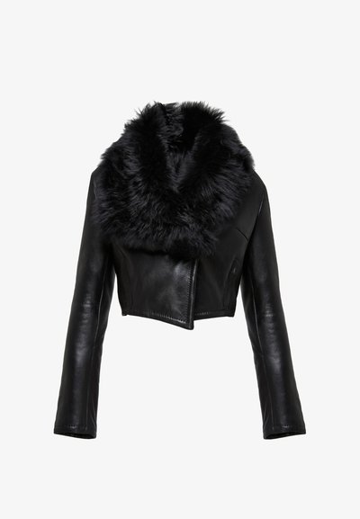 Gekürzte schwarze Lederjacke mit einem flauschigen schwarzen Kunstfellkragen. Besitzt lange Ärmel und ein gerades Saumdesign. Glatte Textur über die gesamte Jacke.