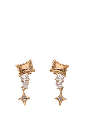 Orecchini tono oro con tre cristalli geometrici trasparenti e un ciondolo a forma di stella appeso sotto, su sfondo bianco.