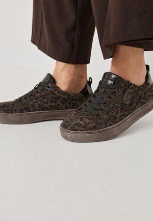 Braune Sneakers mit Leopardenmuster aus strukturiertem Wildleder, schwarzen Akzenten und Schnürsenkeln. Seitlicher Reißverschluss, Gummisohle und runde Zehenform.
