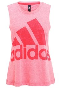 Różowy bezrękawnik wykonany z lekkiego materiału, z dużym czerwonym logo Adidas na przodzie. Luźny krój z okrągłym dekoltem.