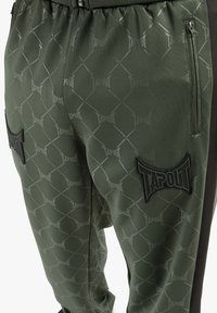 NORMALE PASSFORM PUNKASS SET - Trening - olive black