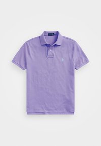 Lavendelfärgad kortärmad pikétröja med krage, knappslå med två knappar och en liten ljusblå broderad logotyp på vänster bröst.