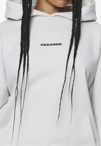 Pegador ATNA LOGO - Mikina - washed salty cream