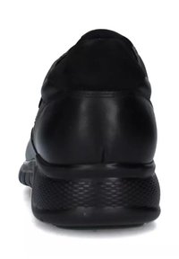 Scarpe sportive nere con tomaia in pelle liscia, dettagli in mesh testurizzato e suola imbottita con grip a motivo per una migliore trazione.