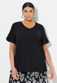 Ulla Popken OPENWORK DETAIL SHORT SLEEVE - Triko s potiskem - black