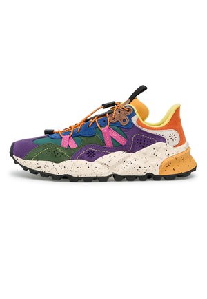 Scarpa da ginnastica multicolore con pannelli viola, verde, blu, arancione e giallo, lacci arancioni, intersuola bianca macchiettata e suola nera.