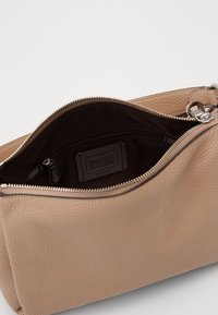 COACH SOFT SHAY CROSSBODY - Mala de mão - taupe