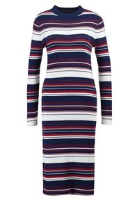 Robe en maille côtelée à manches longues avec des rayures horizontales bleu marine, blanc, rouge et rose, avec un col rond et un ourlet à hauteur du genou.
