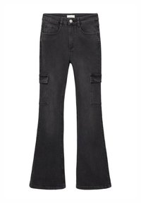 Črne denim flare cargo hlače z sprednjimi in stranskimi žepnimi flap žepi. Značilnosti vključujejo zapiranje na gumb in pasne zanke.