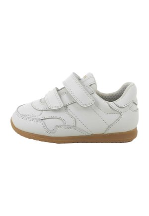 Scarpa da ginnastica bianca per bambino con due cinturini in velcro e suola in gomma color sabbia, mostrata su uno sfondo bianco semplice.