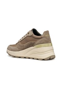 Sneaker in suede e pelle marrone con suola spessa color crema, dotata di un accento metallico e dettagli testurizzati sulla linguetta e sui lati.