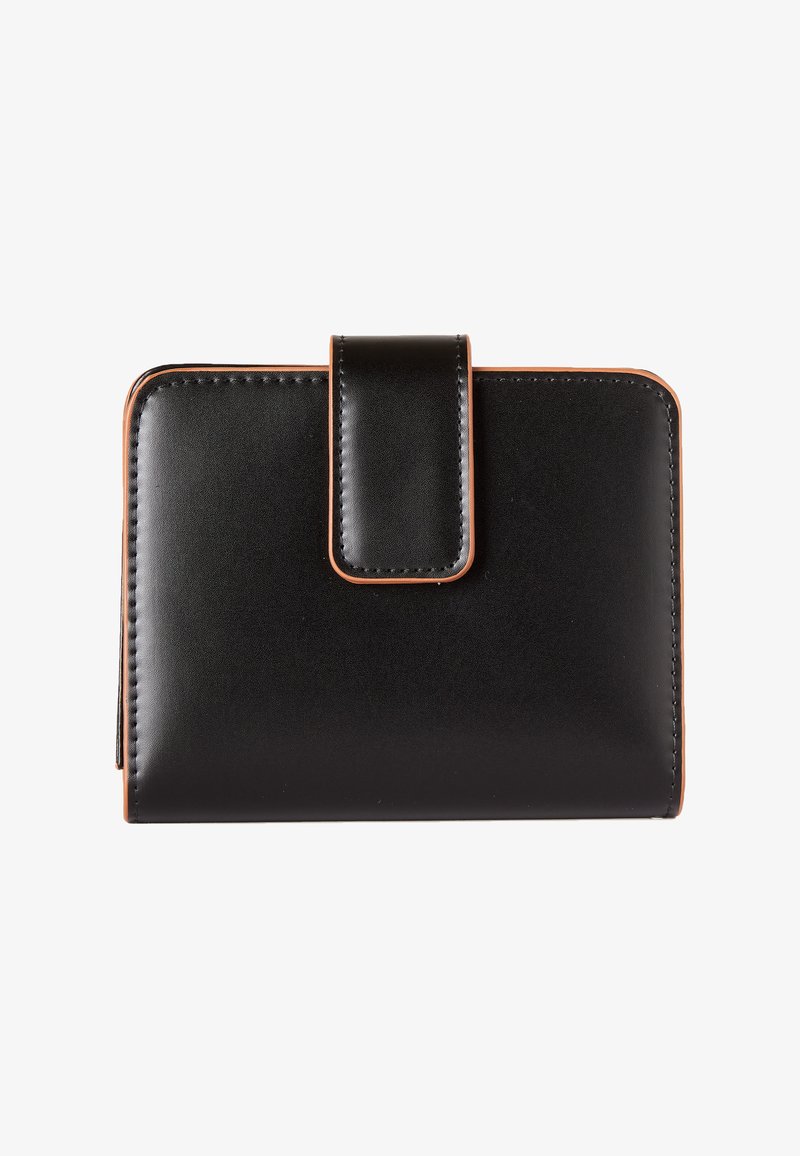 Schwarze Lederbrieftasche mit orangefarbener Umrandung und einem vorderen Riemenverschluss, geschlossen dargestellt vor weißem Hintergrund.